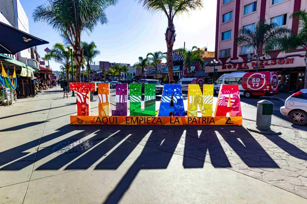 Visitantes recorren zonas turísticas de Tijuana mientras crece la actividad económica y comercial en Baja California.