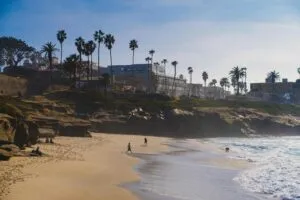 Rescates en playas de San Diego por corrientes de resaca y aumento de visitantes durante el verano.
