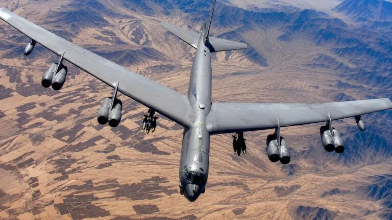 Zona del accidente donde murieron ocho militares tras el desplome de un bombardero B-52 en California