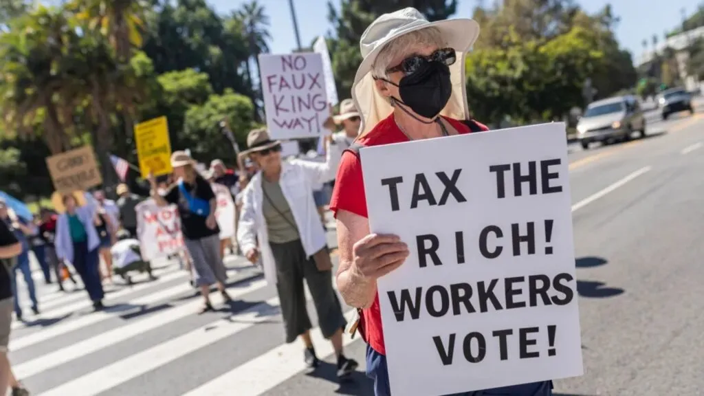 Propuesta de impuestos a multimillonarios en California genera debate político y empresarial
