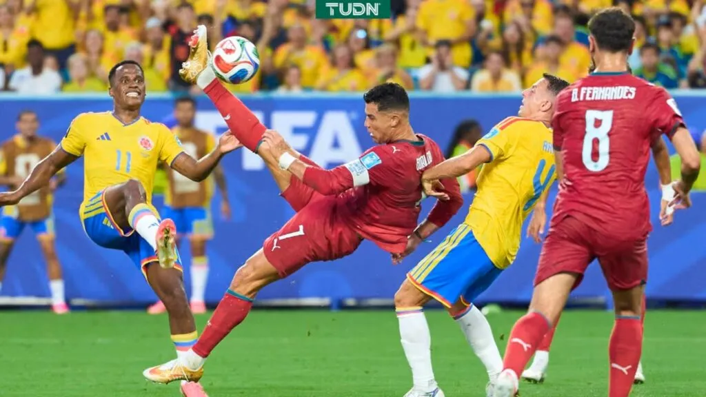 Jugadores de Colombia celebran el liderato del Grupo K tras empatar con Portugal