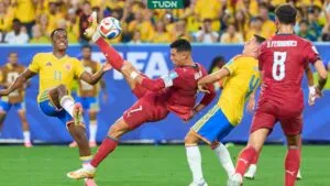 Jugadores de Colombia celebran el liderato del Grupo K tras empatar con Portugal