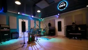 The Music Company ofrece estudios profesionales y mentoría para artistas en Pacific Beach
