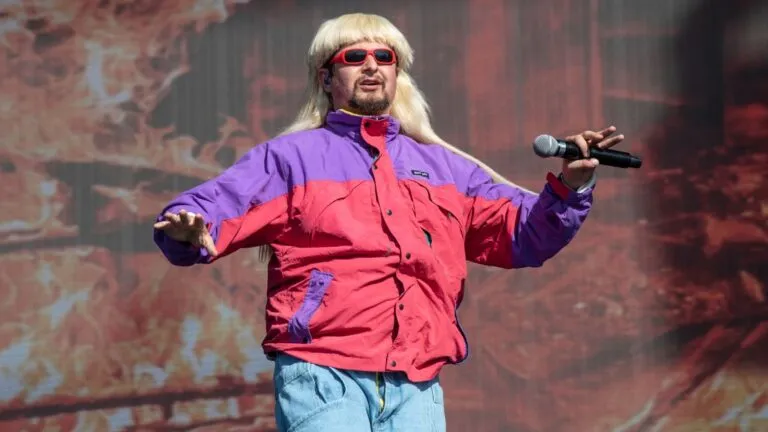 Oliver Tree durante una presentación musical antes de su fallecimiento en Brasil