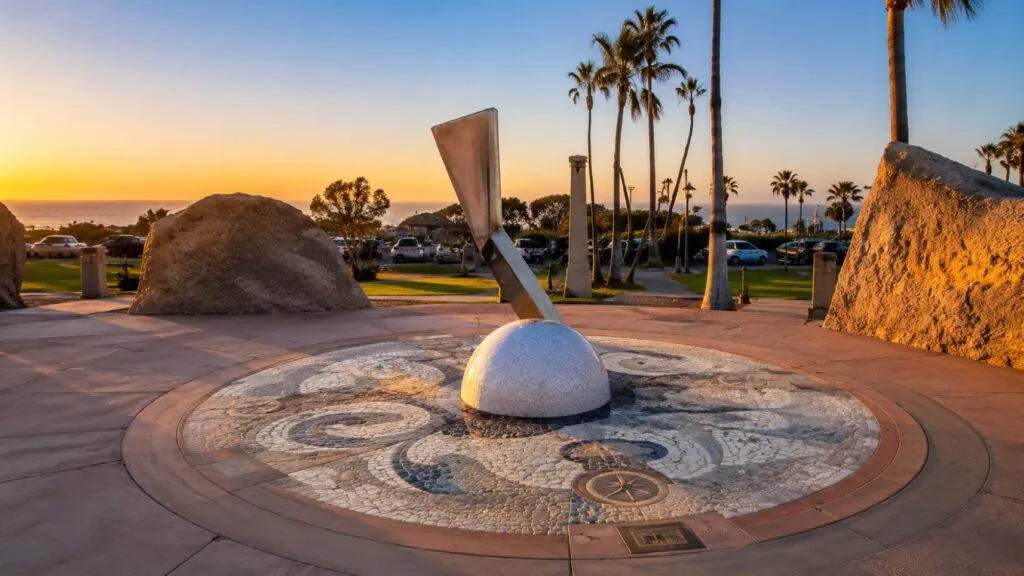 La Perla del Pacífico en California con áreas para picnic y vista panorámica al océano Pacífico.