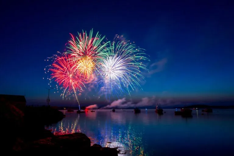 Fuegos artificiales del 4 de julio en San Diego durante las celebraciones del Día de la Independencia en la bahía.