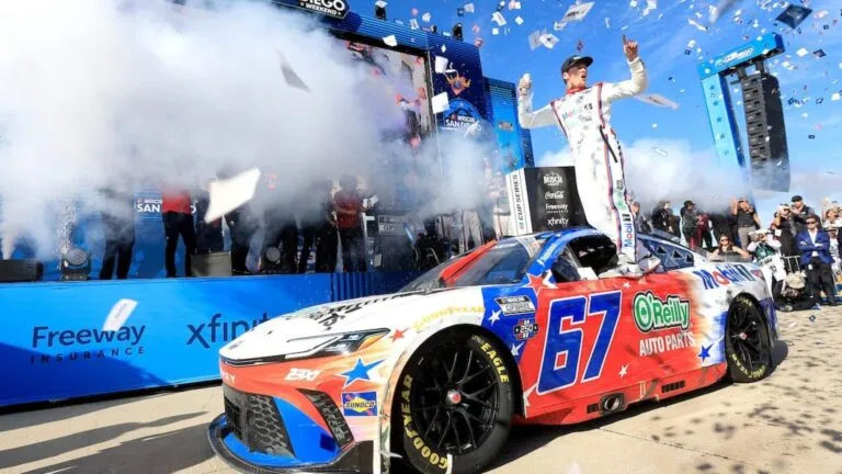 Corey Heim celebra su primera victoria en NASCAR Cup Series durante la carrera de San Diego
