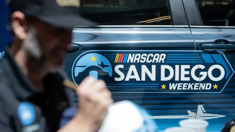 NASCAR en Coronado con acceso a Naval Base Coronado y gran afluencia de visitantes