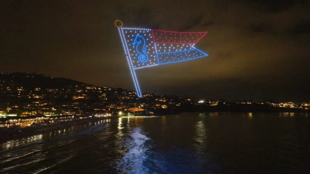Drone show con cientos de drones iluminando el cielo sobre La Jolla durante la celebración del 4 de julio