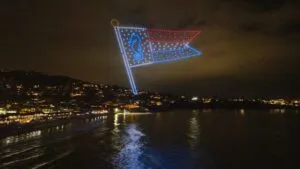 Drone show con cientos de drones iluminando el cielo sobre La Jolla durante la celebración del 4 de julio