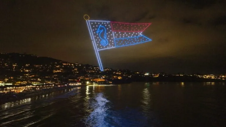 Drone show con cientos de drones iluminando el cielo sobre La Jolla durante la celebración del 4 de julio