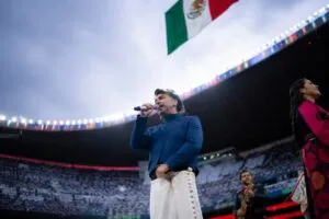 Alejandro Fernández durante la inauguración del Mundial 2026 en el Estadio Azteca junto a artistas internacionales