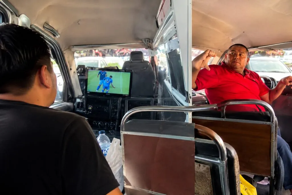 Taxista viral de Tijuana con pantalla instalada en su unidad para seguir el Mundial 2026 durante sus recorridos