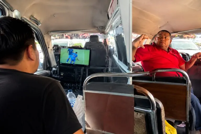 Taxista viral de Tijuana con pantalla instalada en su unidad para seguir el Mundial 2026 durante sus recorridos