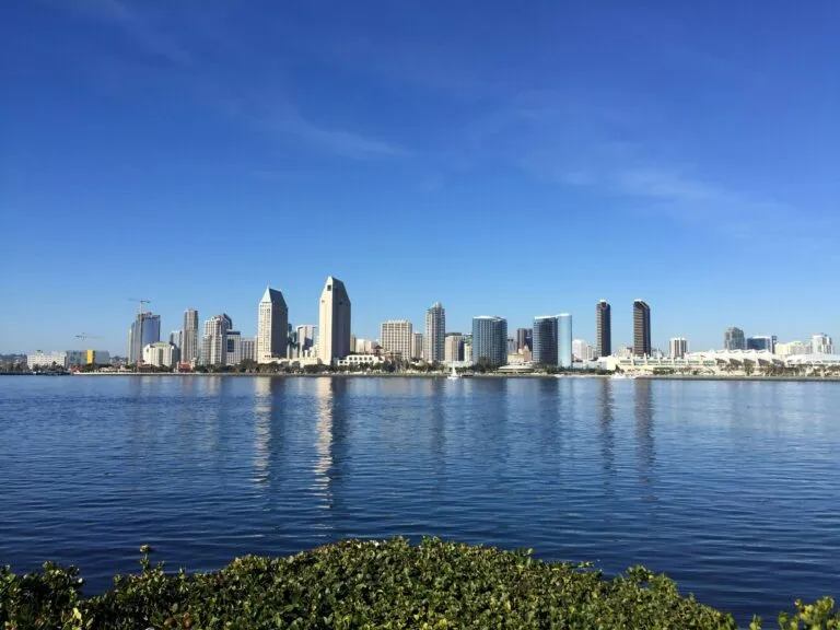 Altas temperaturas en San Diego durante el inicio del verano con clima cálido en California