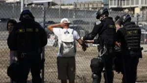 Familias latinos en Estados Unidos ante el impacto de redadas migratorias y preocupaciones por discriminación