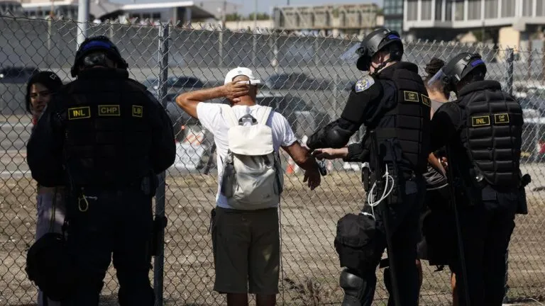 Familias latinos en Estados Unidos ante el impacto de redadas migratorias y preocupaciones por discriminación
