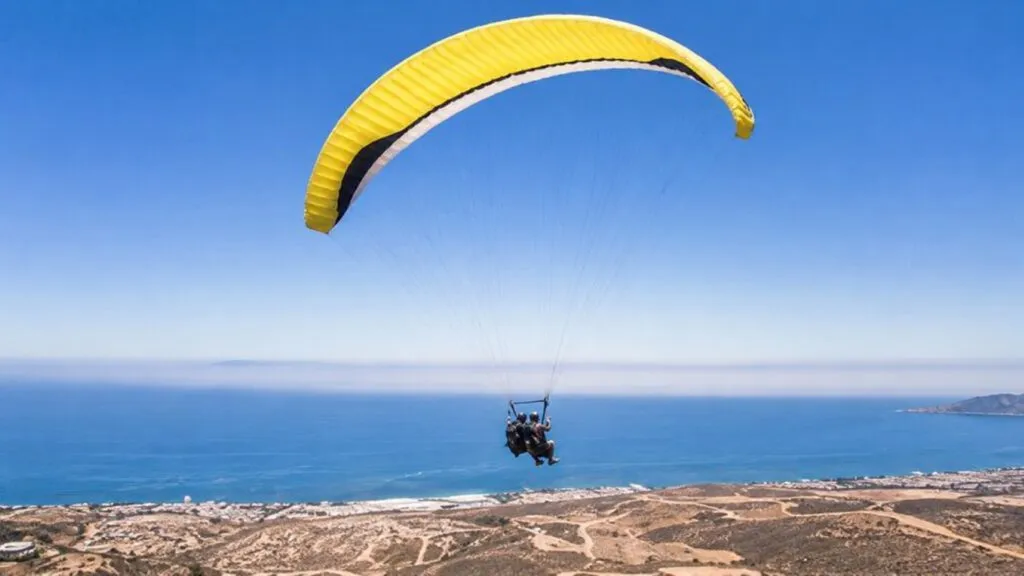 Festival del Aire fortalece el turismo de aventura en Rosarito con vuelos de paramotor sobre la costa de Baja California.