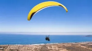 Festival del Aire fortalece el turismo de aventura en Rosarito con vuelos de paramotor sobre la costa de Baja California.