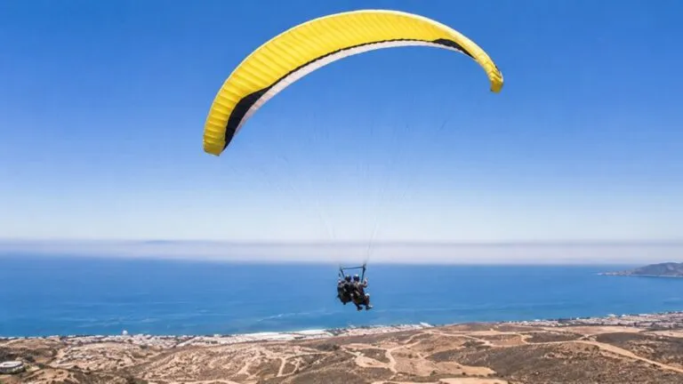 Festival del Aire fortalece el turismo de aventura en Rosarito con vuelos de paramotor sobre la costa de Baja California.