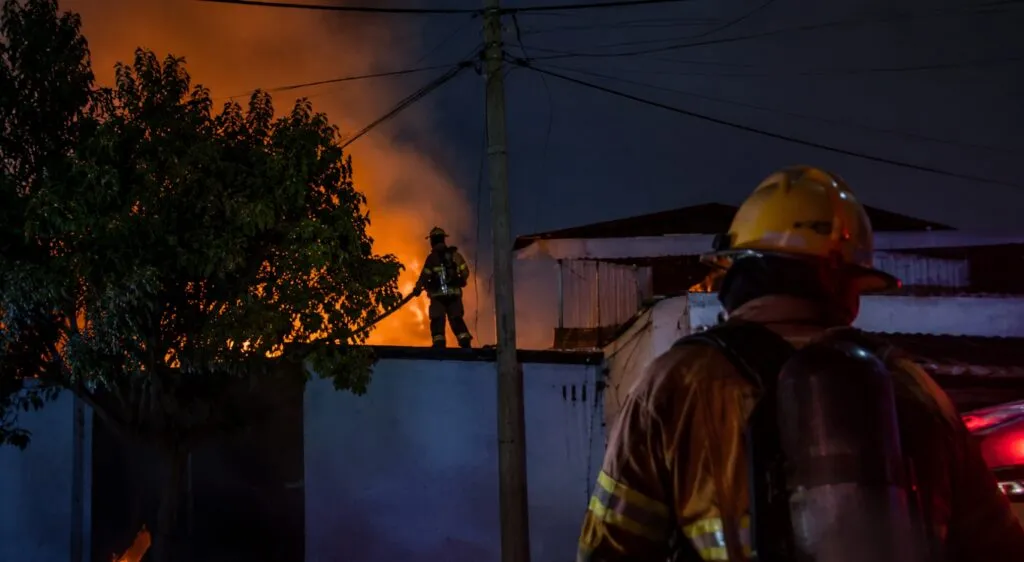 Incendio en Tijuana afecta cuatro viviendas en la colonia Las Torres y genera operativo de emergencia