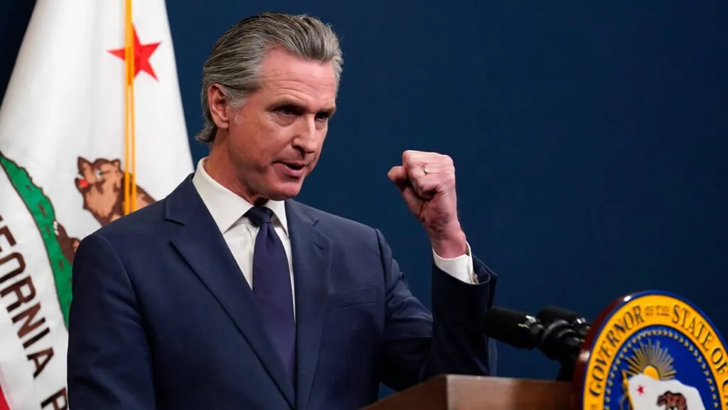 Gavin Newsom durante una conferencia tras denunciar una presunta investigación relacionada con la administración Trump