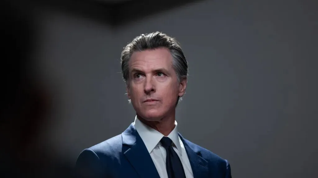 Gavin Newsom durante un anuncio sobre su propuesta de impuesto nacional para multimillonarios