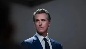 Gavin Newsom durante un anuncio sobre su propuesta de impuesto nacional para multimillonarios