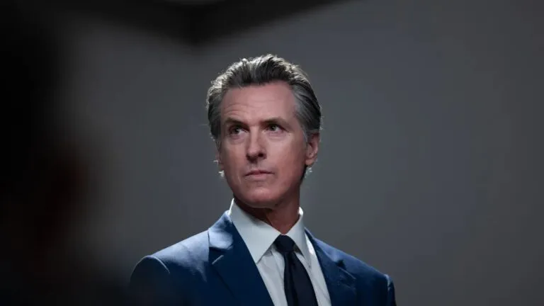 Gavin Newsom durante un anuncio sobre su propuesta de impuesto nacional para multimillonarios