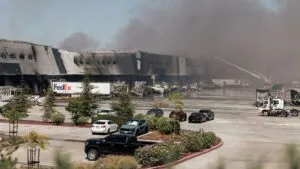 incendio en centro de distribución médica de California con humo visible a gran distancia