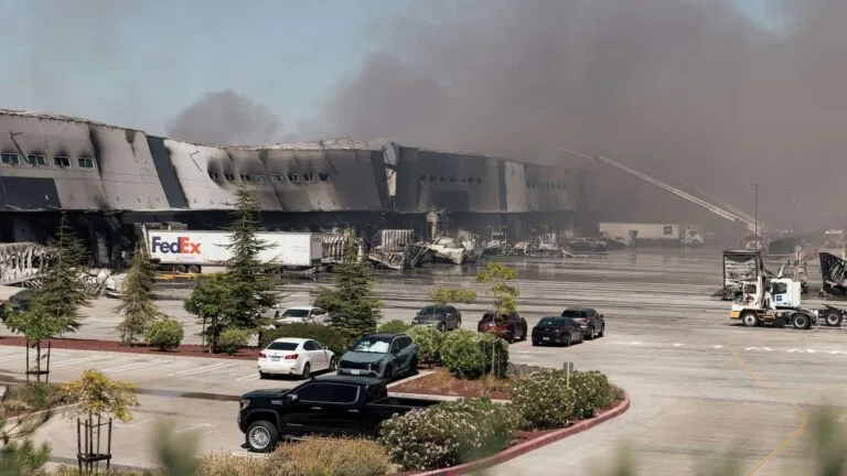 incendio en centro de distribución médica de California con humo visible a gran distancia