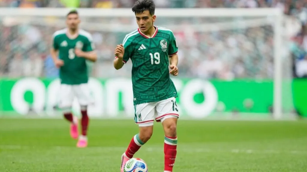 Gilberto Mora entrenando con México antes de su debut como el jugador más joven del Mundial