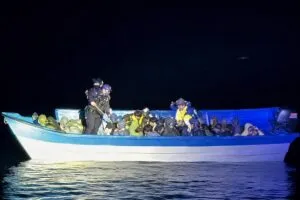 Guardia Costera realiza operativo marítimo frente a La Jolla en San Diego para interceptar una embarcación con migrantes.