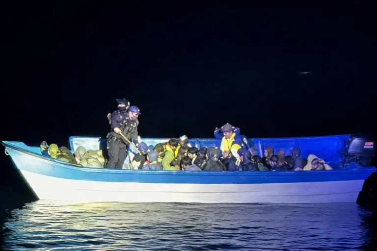 Guardia Costera realiza operativo marítimo frente a La Jolla en San Diego para interceptar una embarcación con migrantes.