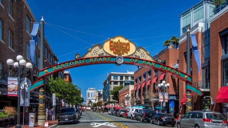 Visitantes disfrutan museos, mercados y restaurantes en Gaslamp Quarter durante el día