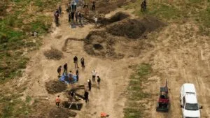 Agentes inspeccionan un refugio donde encontraron restos de perros durante una investigación