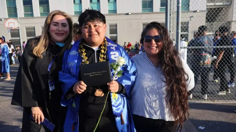 Wilber Urbina tras graduarse en Los Ángeles antes de ser detenido por ICE durante una cita migratoria