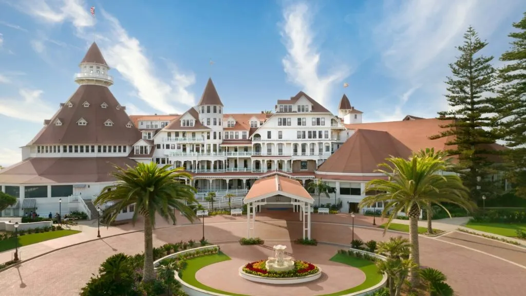 Hotel del Coronado con su arquitectura victoriana frente al océano Pacífico en California