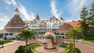 Hotel del Coronado con su arquitectura victoriana frente al océano Pacífico en California