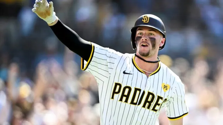 Jackson Merrill celebra su jonrón en Camden Yards durante la victoria de los Padres
