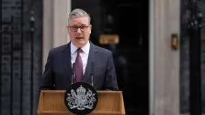 Keir Starmer durante el anuncio de su renuncia como primer ministro del Reino Unido
