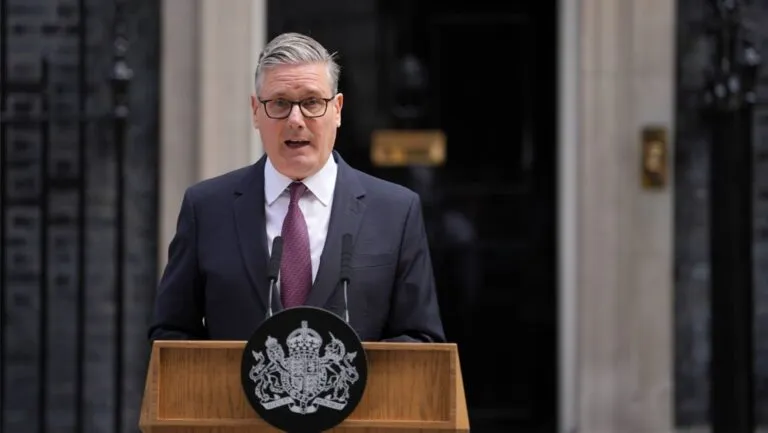 Keir Starmer durante el anuncio de su renuncia como primer ministro del Reino Unido