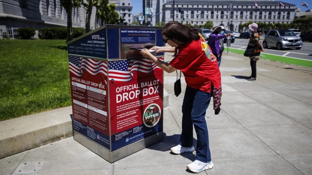 Votantes participan en elecciones primarias de California para definir la gubernatura y el Congreso
