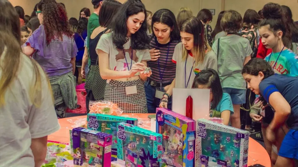 Fanáticos y coleccionistas participan en LPSCon durante la convención de Littlest Pet Shop en San Diego