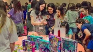 Fanáticos y coleccionistas participan en LPSCon durante la convención de Littlest Pet Shop en San Diego