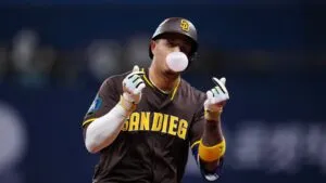 Manny Machado durante un partido de los Padres en medio de la crisis ofensiva del equipo