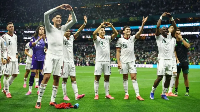 Jugadores de México celebran la victoria sobre República Checa en el Mundial 2026
