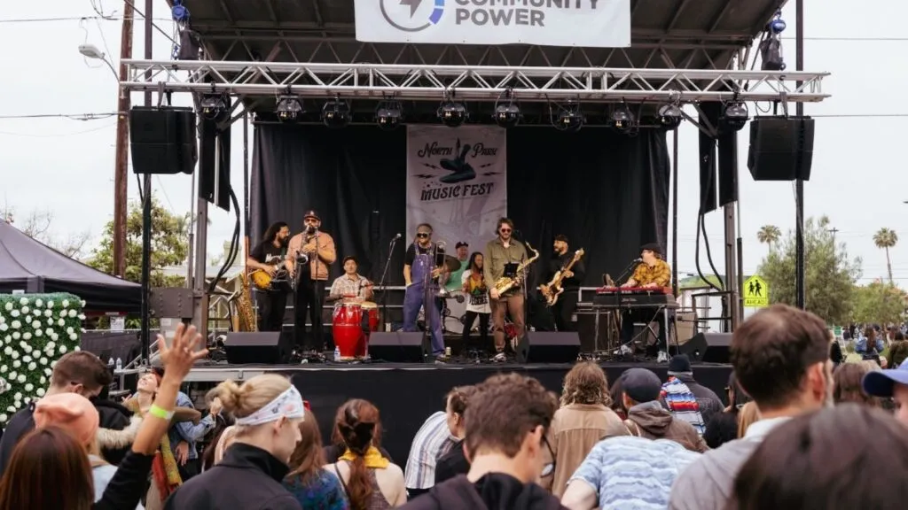 Artistas y asistentes disfrutan North Park Music Fest en distintos espacios culturales y comerciales de San Diego