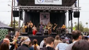 Artistas y asistentes disfrutan North Park Music Fest en distintos espacios culturales y comerciales de San Diego