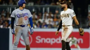 Jugadores de Padres celebran la victoria ante Dodgers en el Petco Park